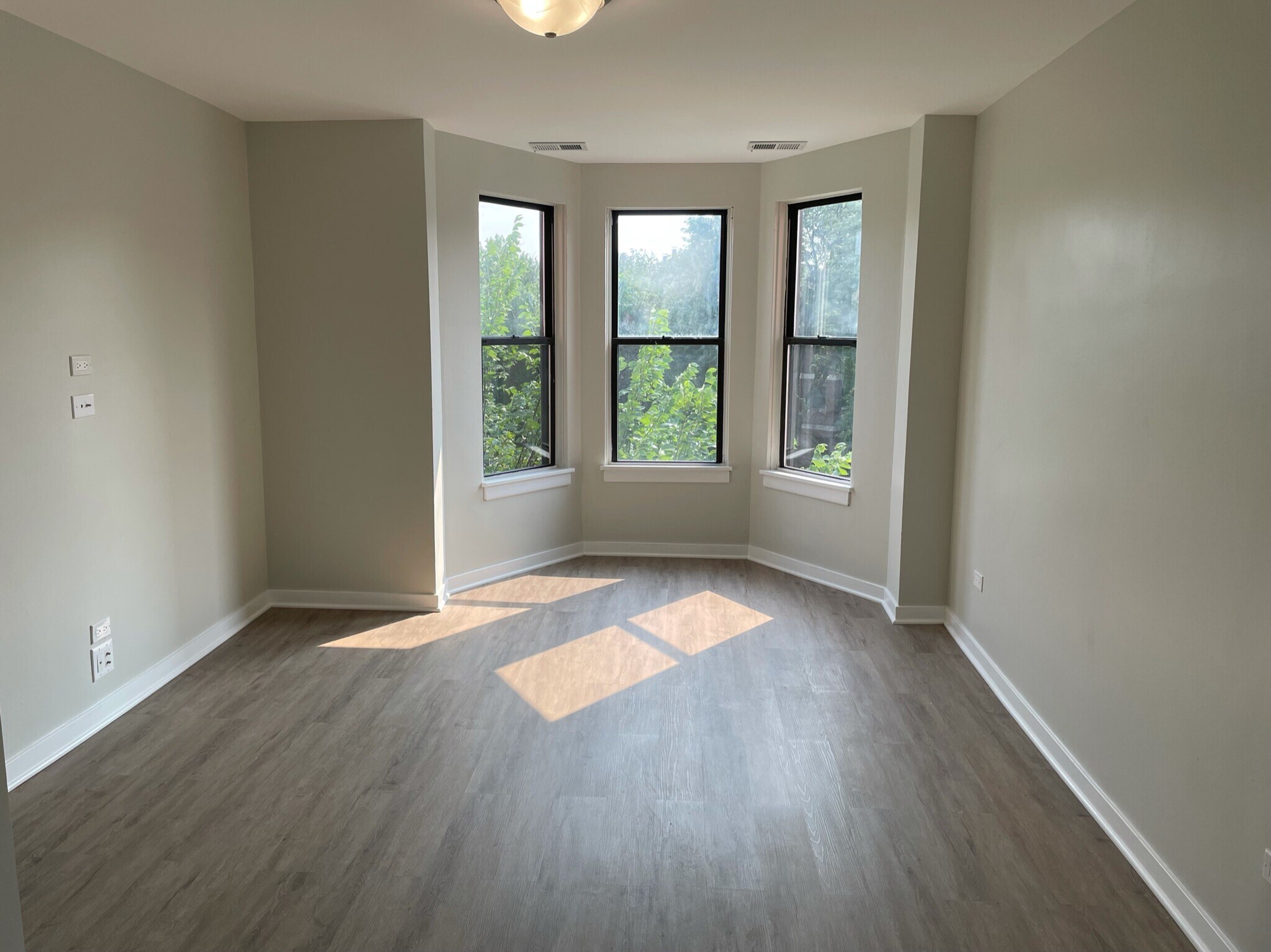 Building Photo - 2677 N Lincoln Ave