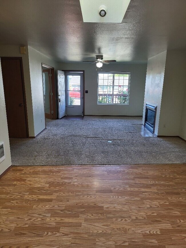Building Photo - r159