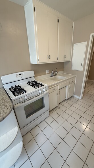 Kitchen stove - 2540 W Ramona Rd