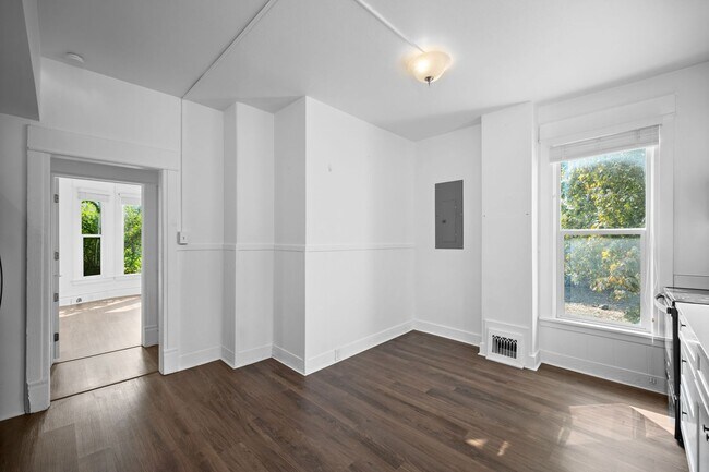 Building Photo - Charming 3 Bed 2 Bath Emerson Garfield Rem...