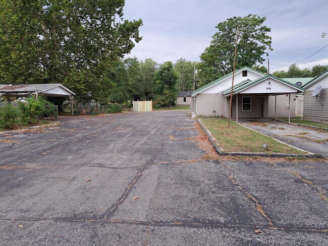 Building Photo - 1306 Iowa Ave