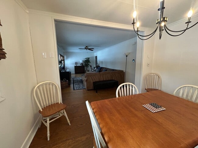 Building Photo - 4 Bed, 2 Bath House