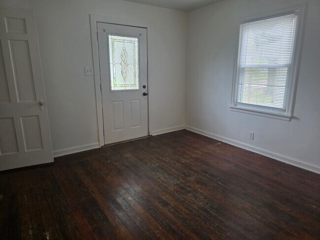 Building Photo - Updated 4-Bedroom, 1-Bathroom Home with Garage & Basement – $1,425/Month | Accepting Section 8