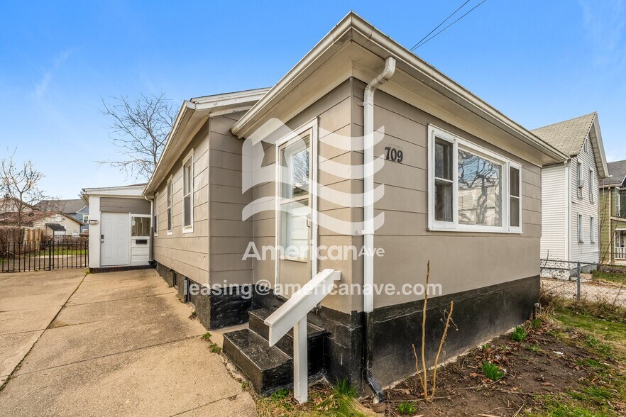 Building Photo - 709 W Broad St