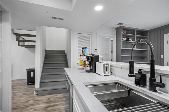 Building Photo - 6413 Chimney Creek Cir