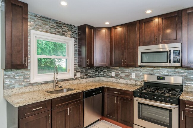 Building Photo - Spacious Single Family Home with backyard ...
