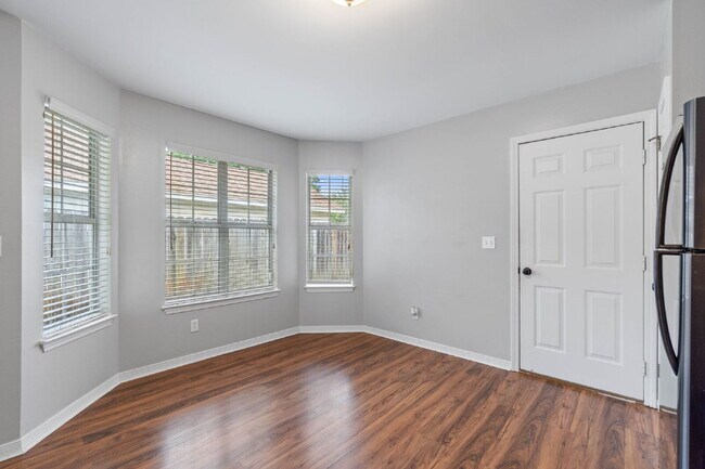 Building Photo - 1911 Summer Hills Ln