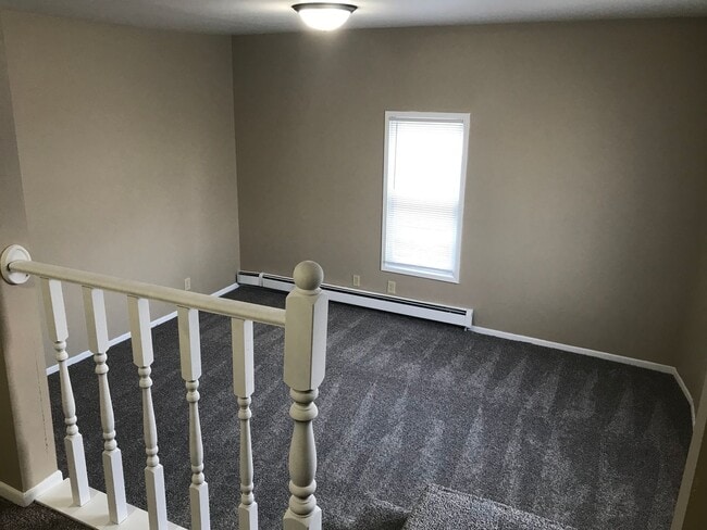 Building Photo - 812 E 7th St