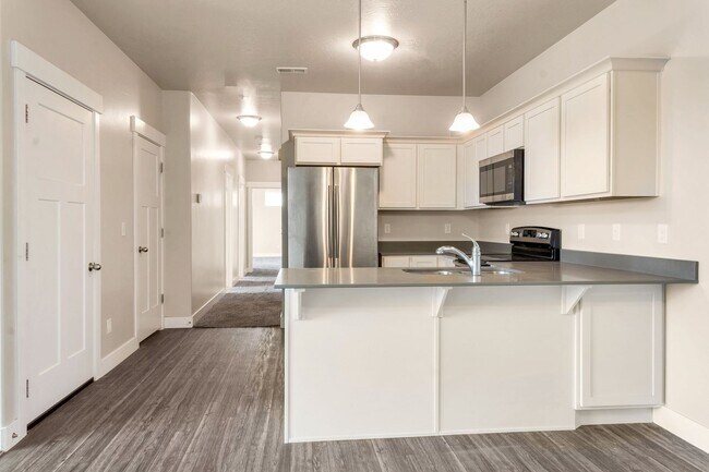 Building Photo - Beautiful Top Level Condo w 1 car garage