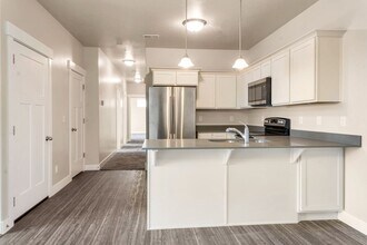 Building Photo - Beautiful Top Level Condo w 1 car garage