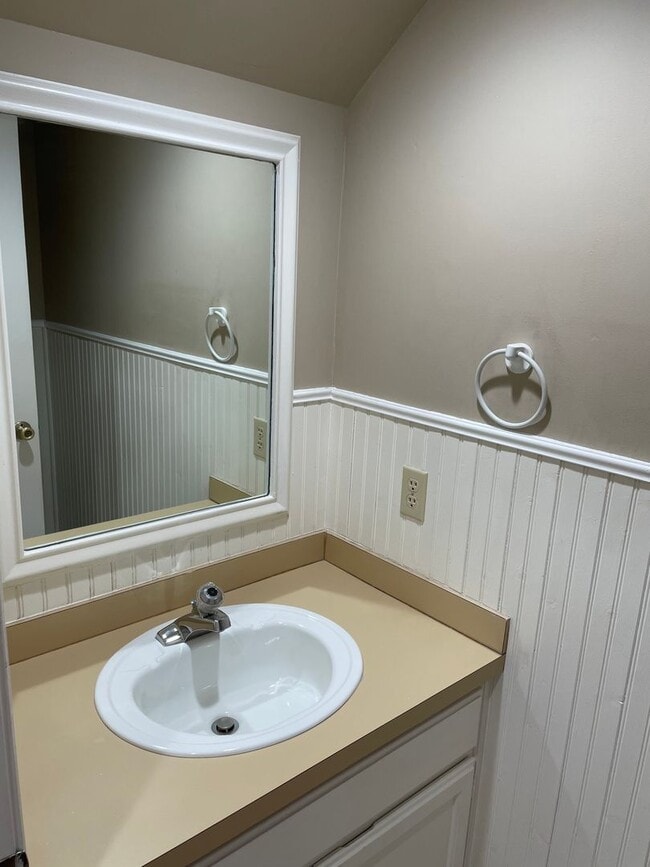 Building Photo - Darling 1 Bed, 1.5 Bath Townhouse with sma...