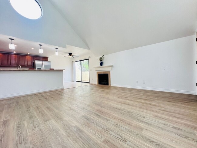 Building Photo - Beautifully Vista Upgraded Upstairs Corner Condo