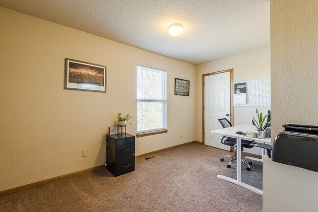 Building Photo - 3D Tour Available - Beautiful Miller Ranch Town-Home with Open Floor Plan! Available July 3rd!