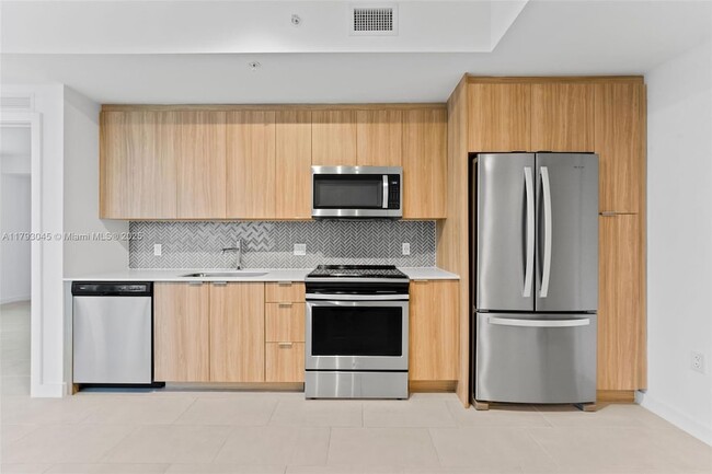 Building Photo - 2150 N Bayshore Dr