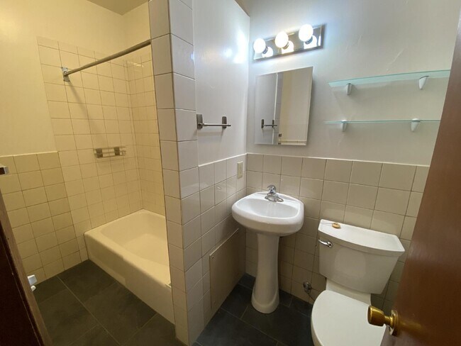 Building Photo - 1 Bed 1 Bath Historic Preserved Douglas Apartments in Desirable Lowry Hill Available April 1st.