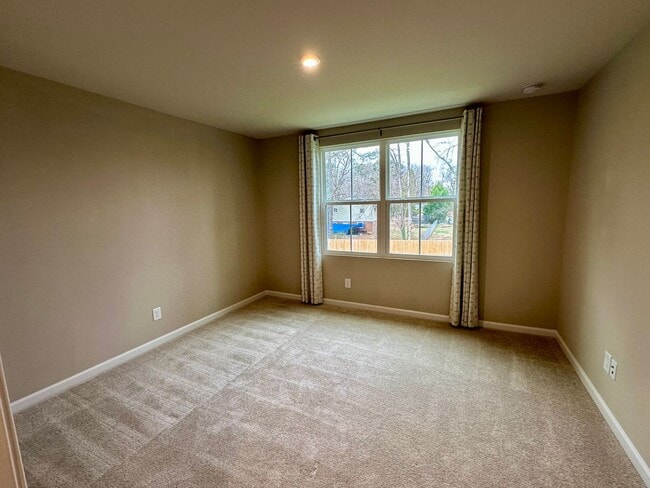 Building Photo - New Canterbury Townhouse