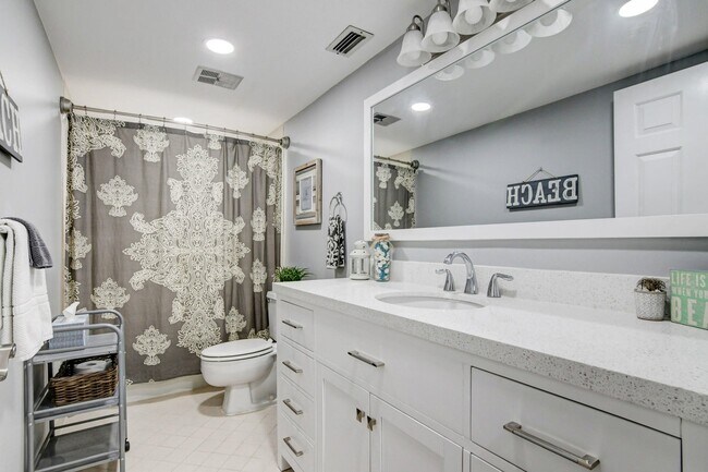 Building Photo - 20 Via Lago