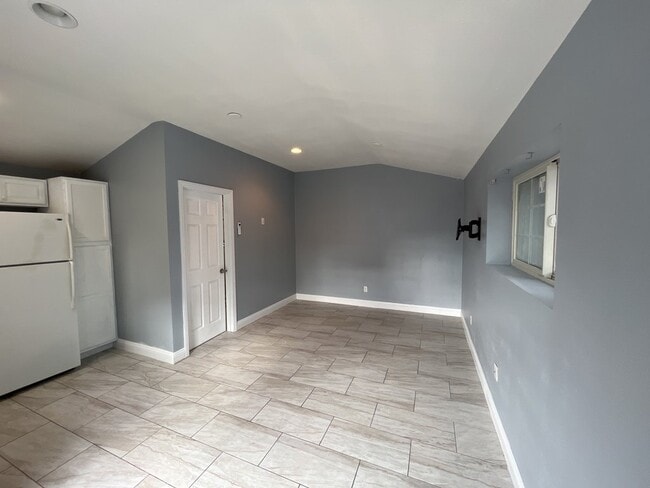 Building Photo - ALL UTILITIES INCLUDED STUDIO CENTRALLY LO...