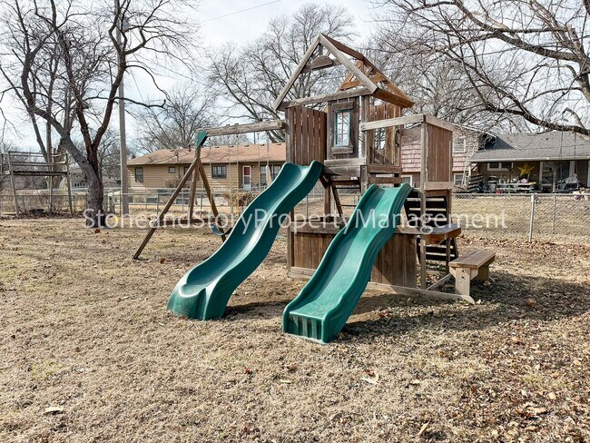 Building Photo - 4 bedroom 2 bath on quiet street in Briarwood