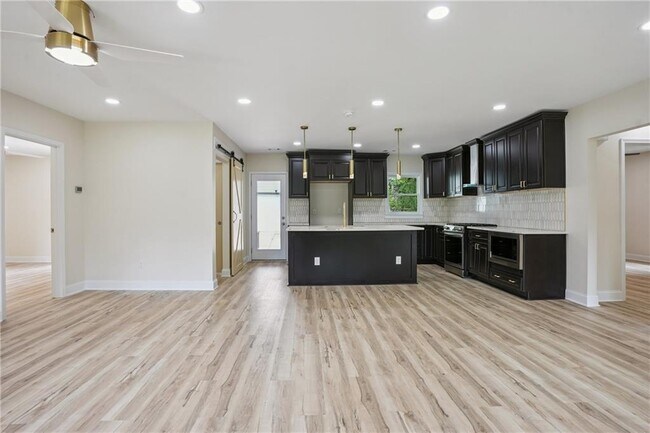 Building Photo - 720 N Parkwood Rd