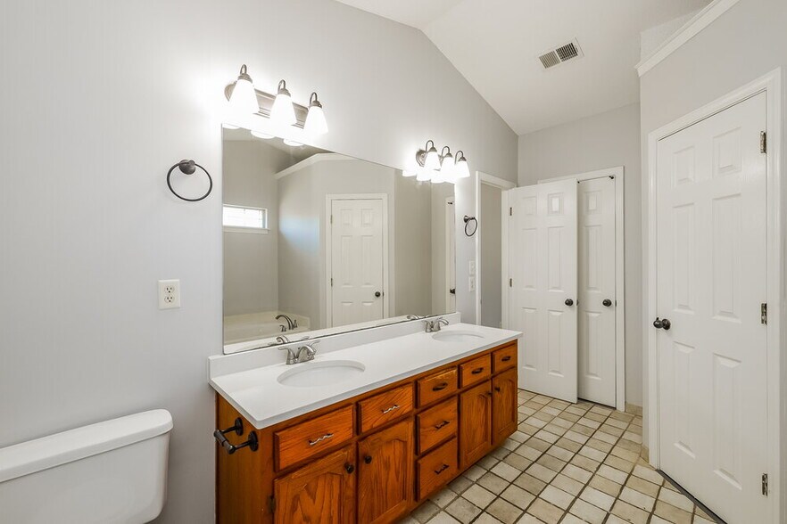Building Photo - 7832 Sarah Ann Dr S
