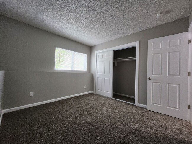 Building Photo - 2922 Straus Ln