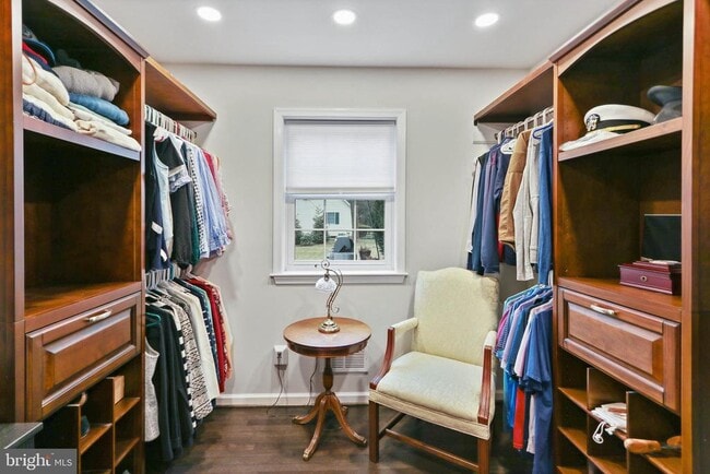 Building Photo - 10 Boulder Brook Dr