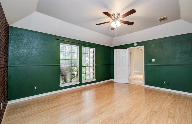 Building Photo - 5339 Holly View Dr