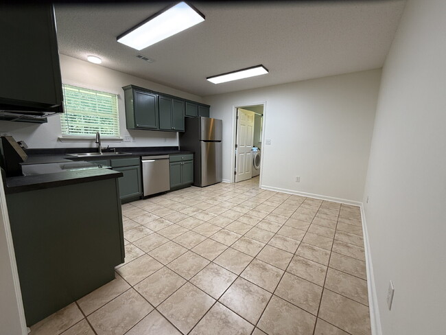 Building Photo - Section 8 accepted!!! "Discover Comfort and Charm: Spacious 3-Bed, 2-Bath Home in Huntsville's De...