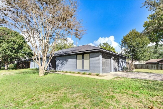 Building Photo - 1809 Lamar Dr