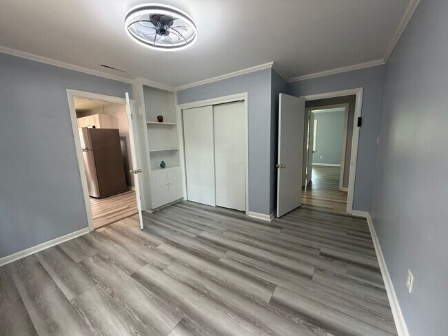 Building Photo - 226 College Dr