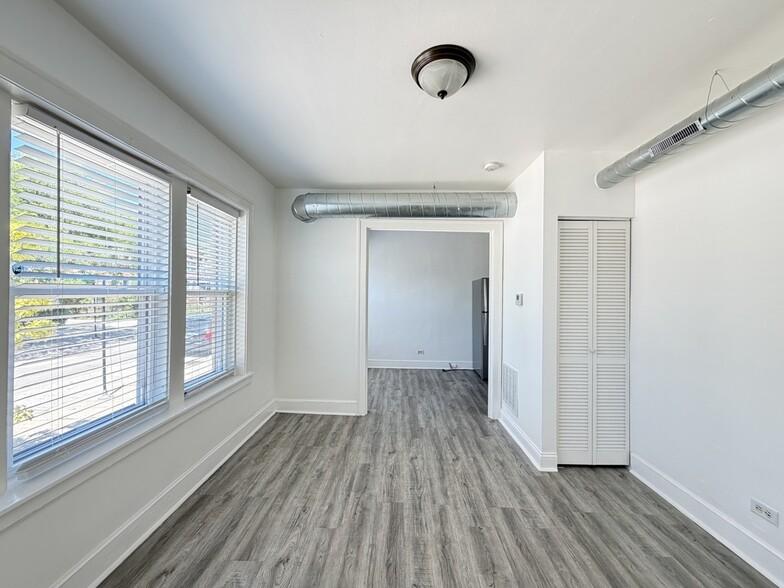 Building Photo - 1605 N McVicker Ave