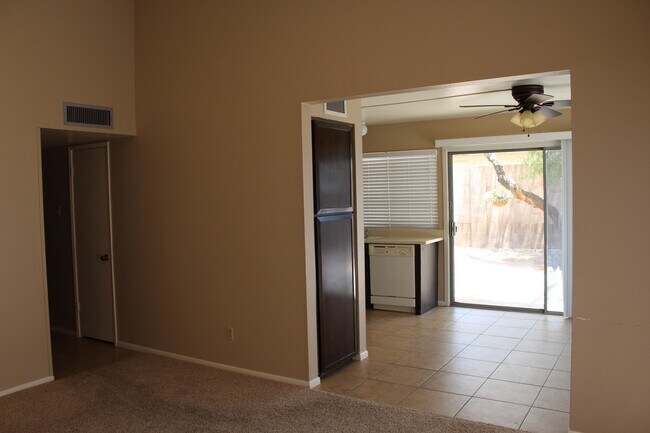 Building Photo - South Scottsdale Home with garage and priv...