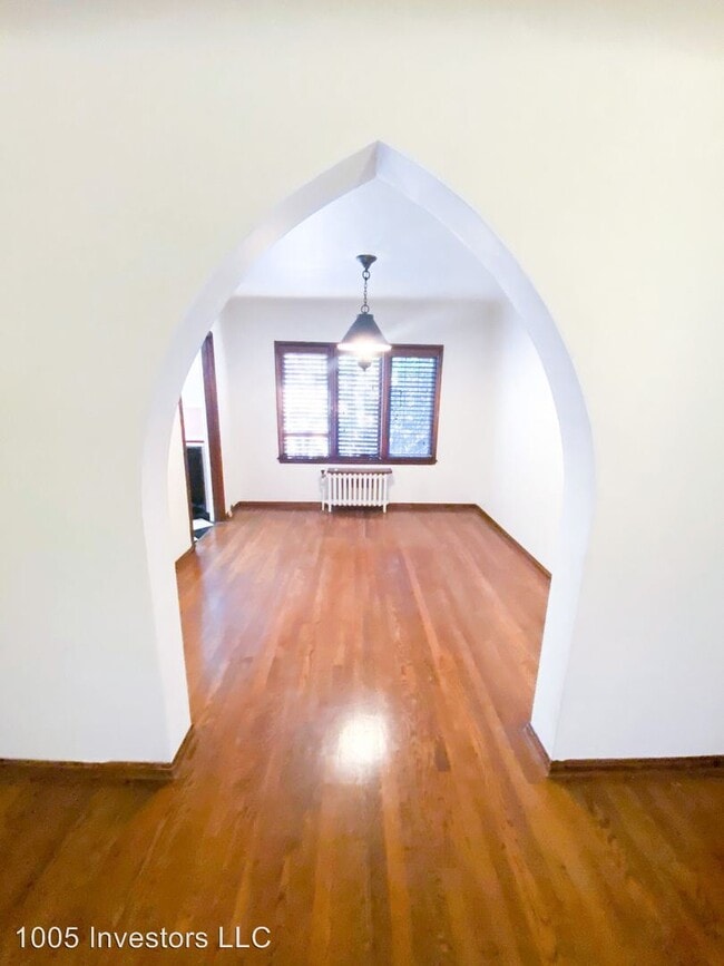 Building Photo - 1005 E Roy St