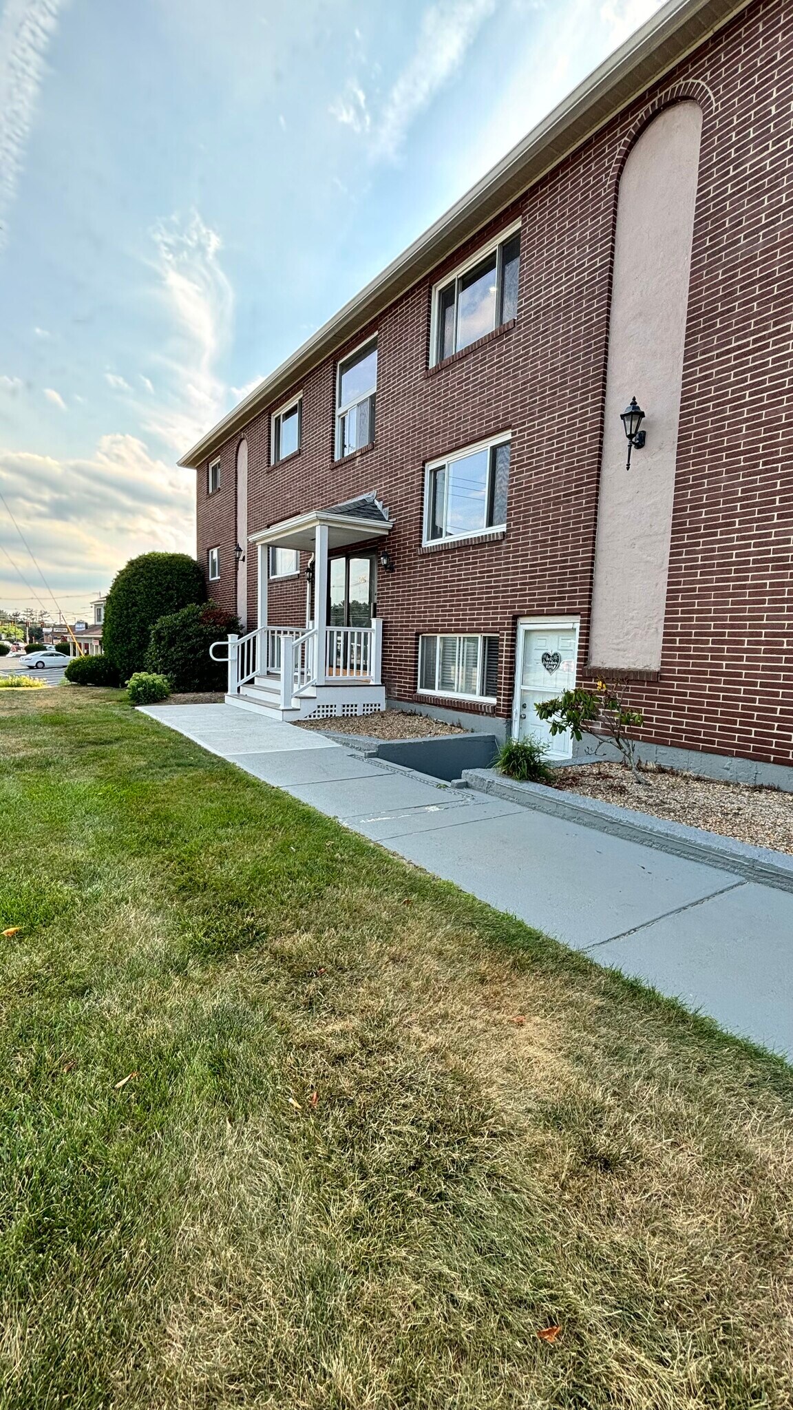 Building Photo - 586 Boston Post Rd E