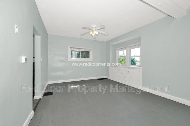Building Photo - 601 N Sherman Dr