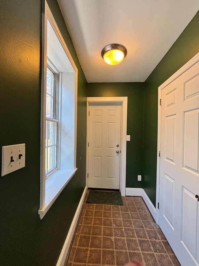 Building Photo - 807 W 10th St