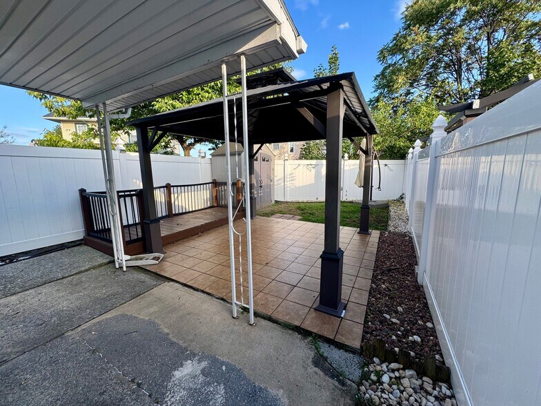Building Photo - 216 W Dauphin St