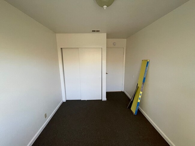 Building Photo - La Tierra Garden Apartments (2 Bed 1 Bath)