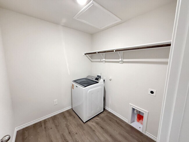 Building Photo - 4/2 in Sweetwater Springs Community, Sherman