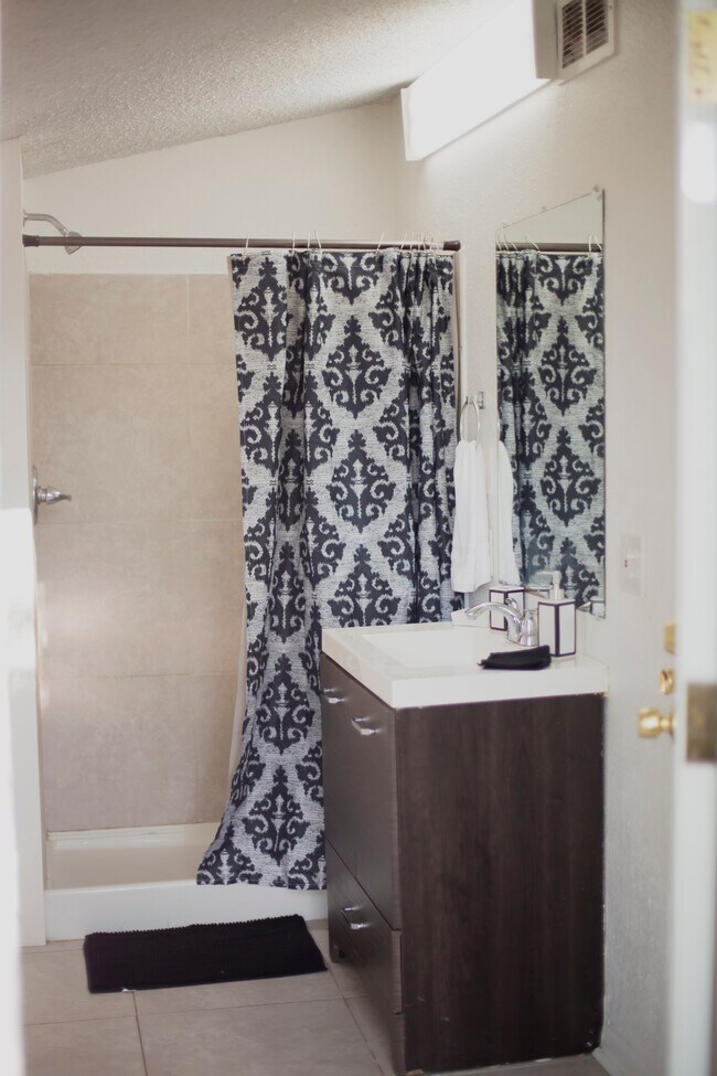 Master Bath - 3333 Frances Ave
