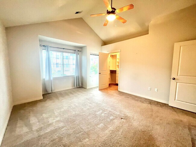 Building Photo - LOVELY GRESHAM TOWNHOME, GREAT LOCATION!