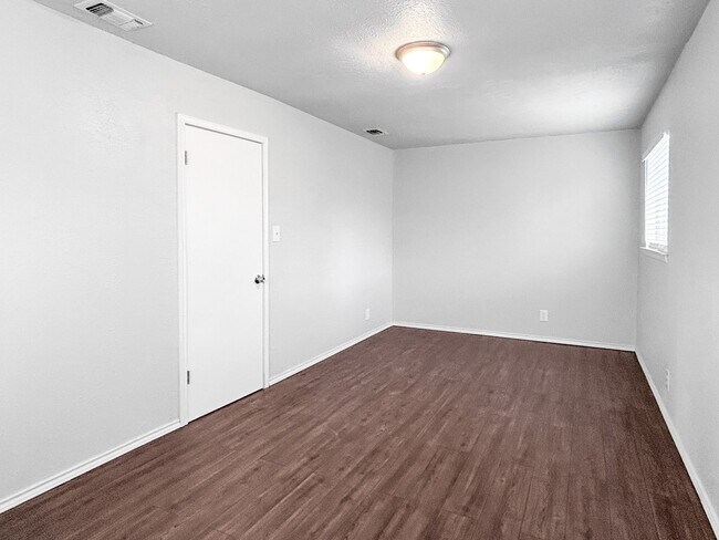 Building Photo - Convenient South SA Location—3BR with W/D Included