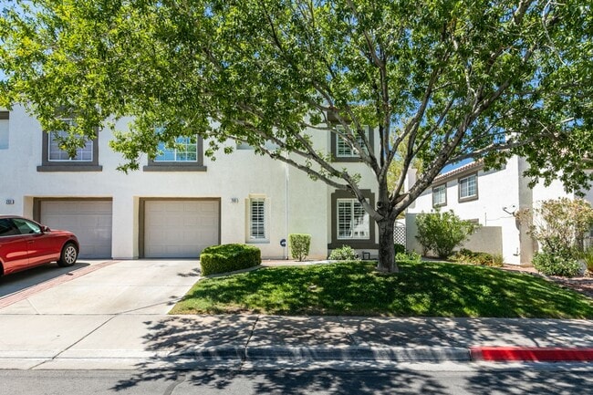 Building Photo - 3 Bedroom 2.5 Bathroom Townhouse in Henderson.