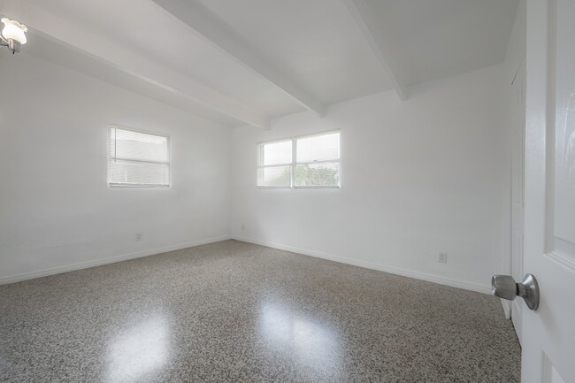 Building Photo - 2026 Windsor Way