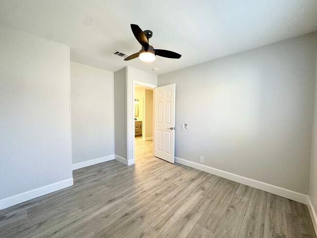 Building Photo - AVAILABLE NOW !! STUNNING 4 Bedroom 2 Bathroom POOL home in La Quinta