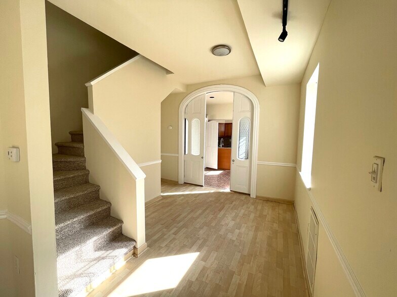 Extra Living Space - 2034 Green St