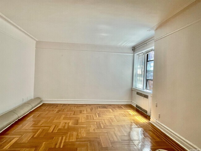 Building Photo - 35-40-40 82nd St