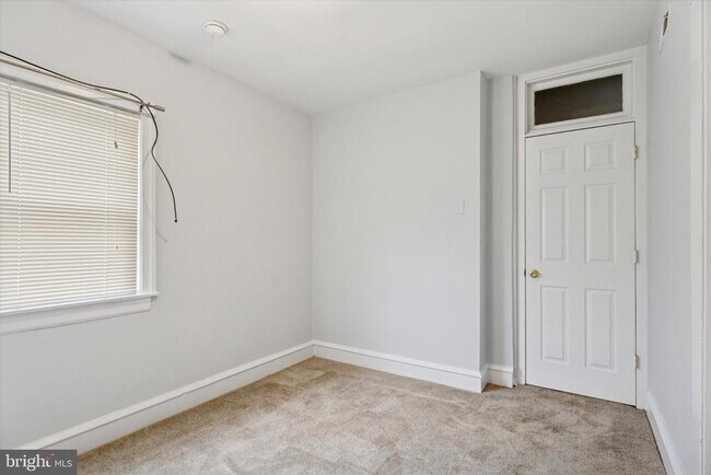 Building Photo - 448 Roxborough Ave