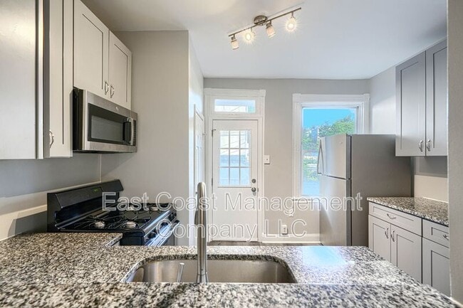 Building Photo - 1530 N Rosedale St